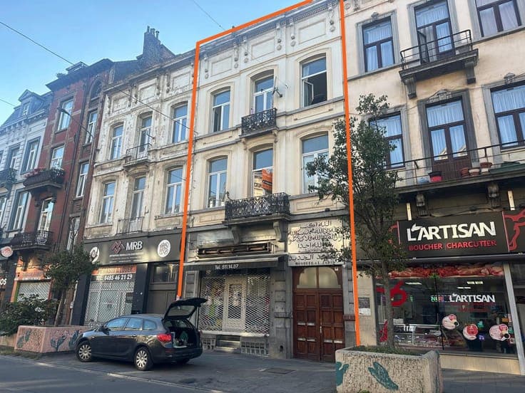 BRUSSELS — Investment building with a commercial ground floo