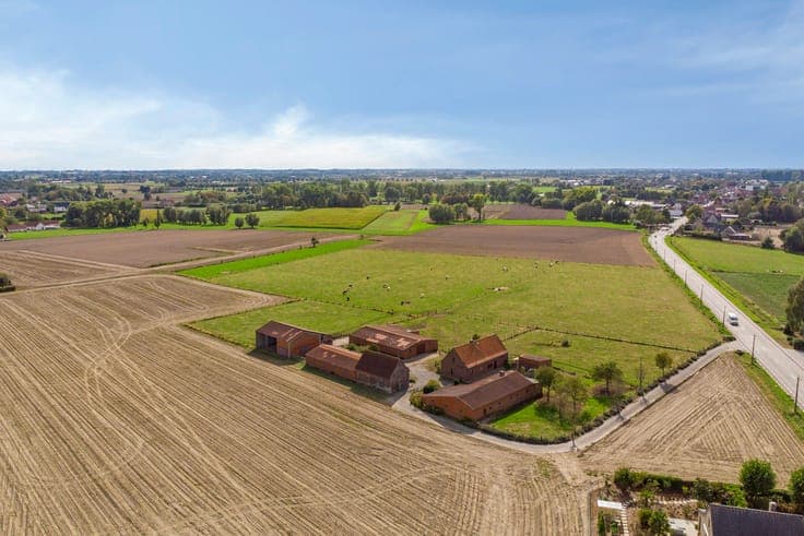 Authentieke hoeve met bijgebouwen in Baliebrugge op een o...