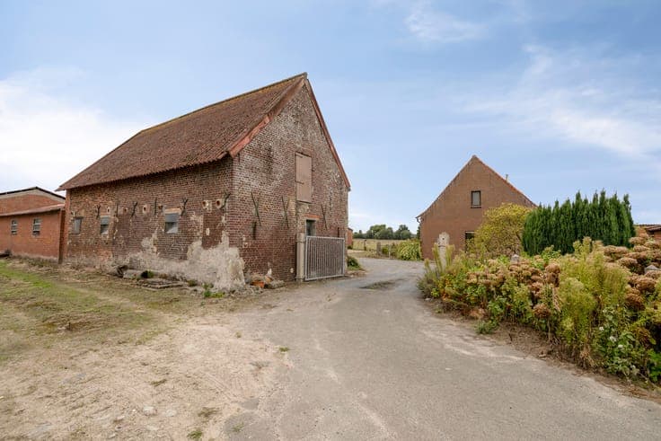 Authentieke hoeve met bijgebouwen in Baliebrugge op een o...