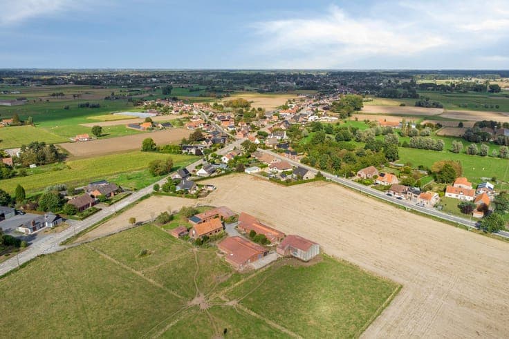 Authentieke hoeve met bijgebouwen in Baliebrugge op een o...