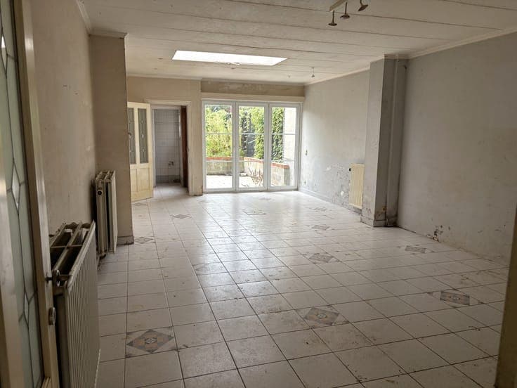 House with garden and much potential in prime location