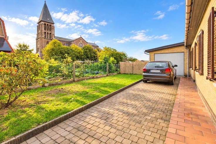 Single-storey house, 2 bedrooms, garden and garage