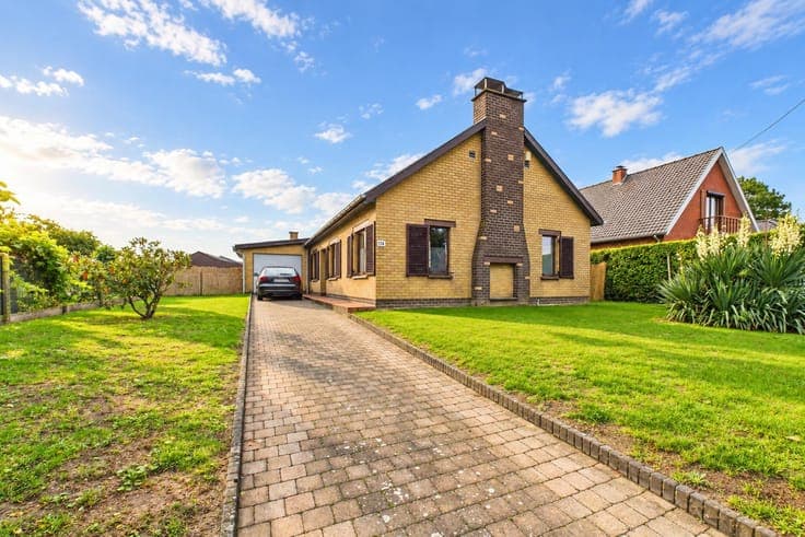 Single-storey house, 2 bedrooms, garden and garage