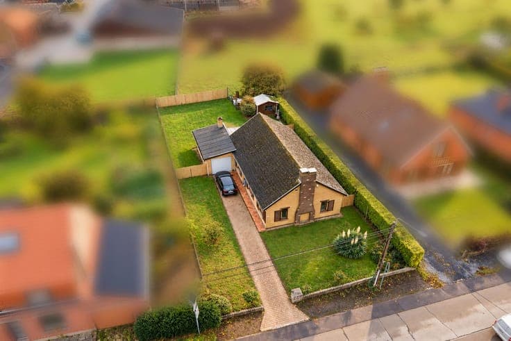Single-storey house, 2 bedrooms, garden and garage