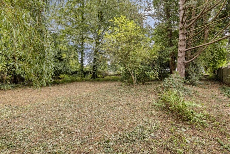 Spacious house (7 bedrooms) on a plot of 1,608 m².