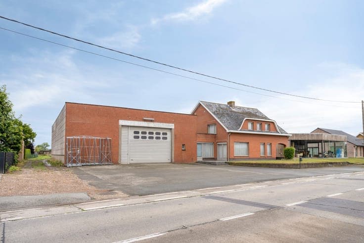 Uitzonderlijk ruime woning met loods van 320 m² op 1.288 ...
