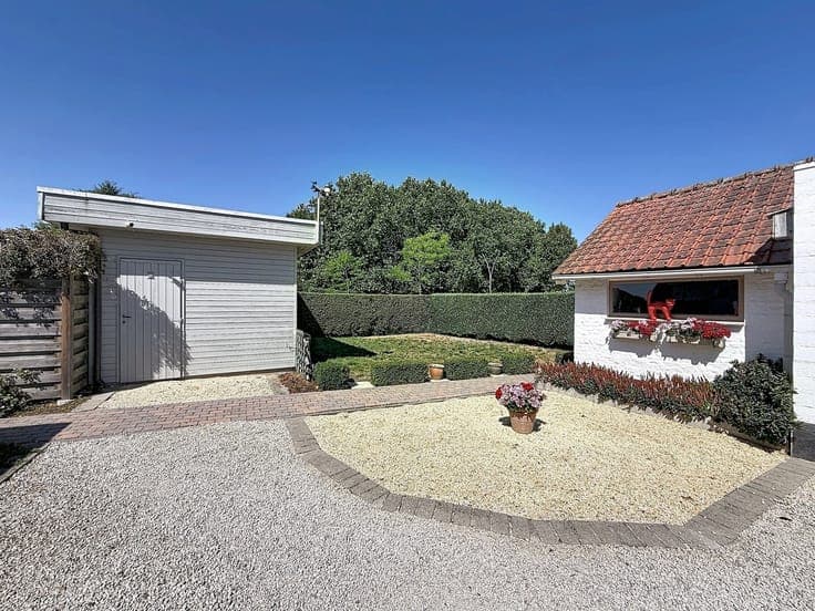 Halfopen woning met garage en tuin