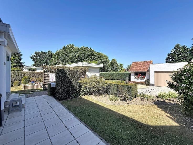Halfopen woning met garage en tuin
