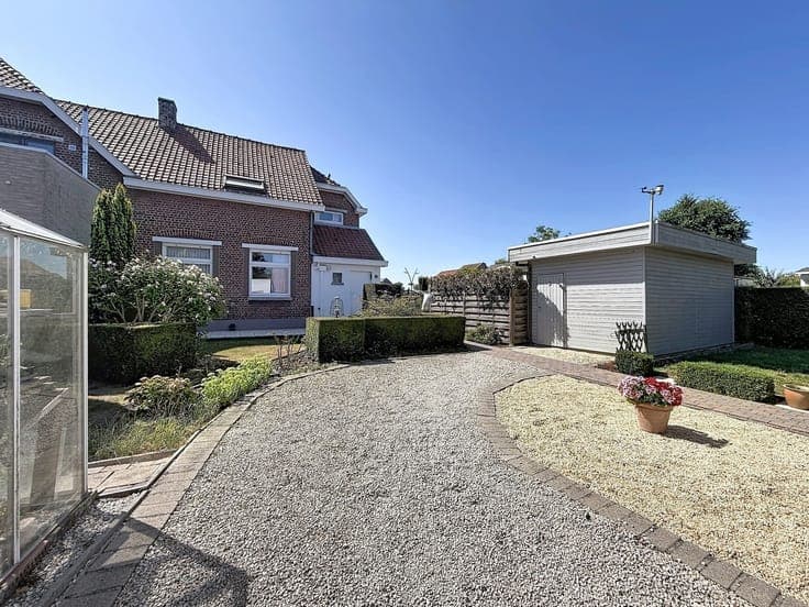Halfopen woning met garage en tuin