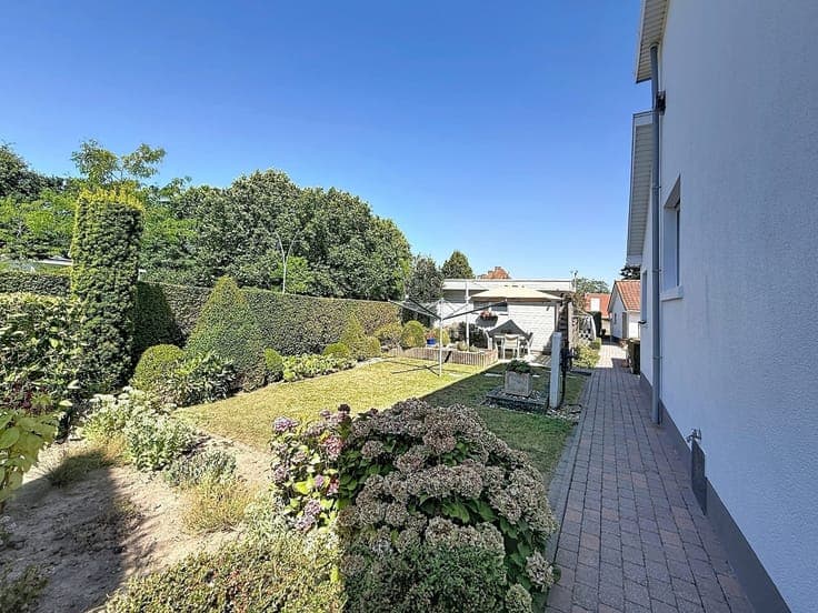 Halfopen woning met garage en tuin