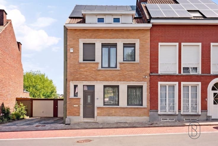 Move-in-ready 3-bedroom home with 2 garages, a yard, and bui