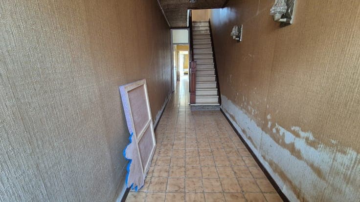 Te renoveren woning met garage en diepe tuin op een rusti...