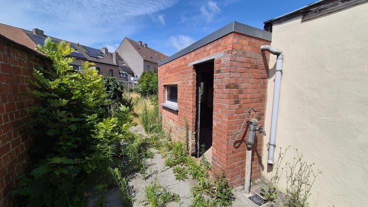 Te renoveren woning met garage en diepe tuin op een rusti...
