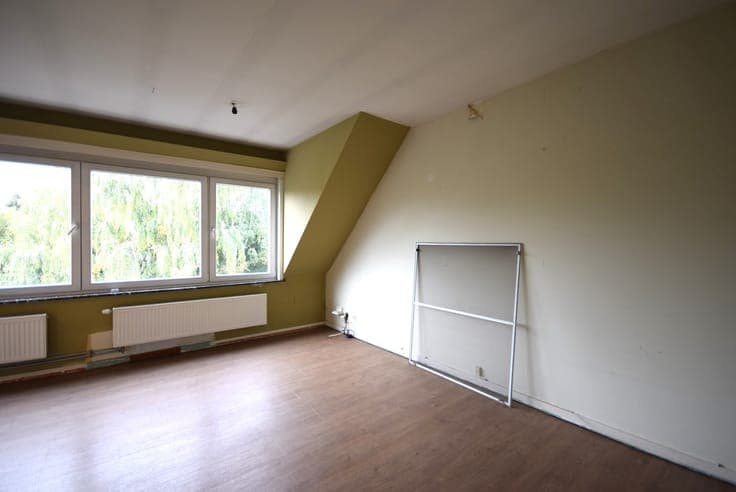 Apartment building with 3 rented apartments and 3 garages,