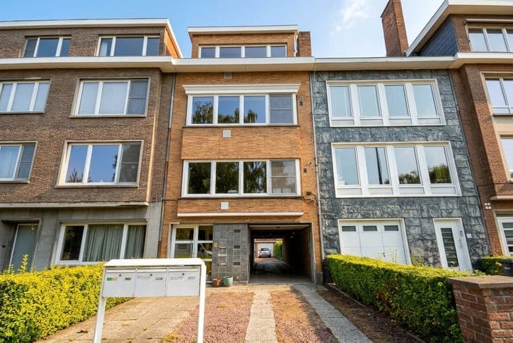 Apartment building with 3 rented apartments and 3 garages,