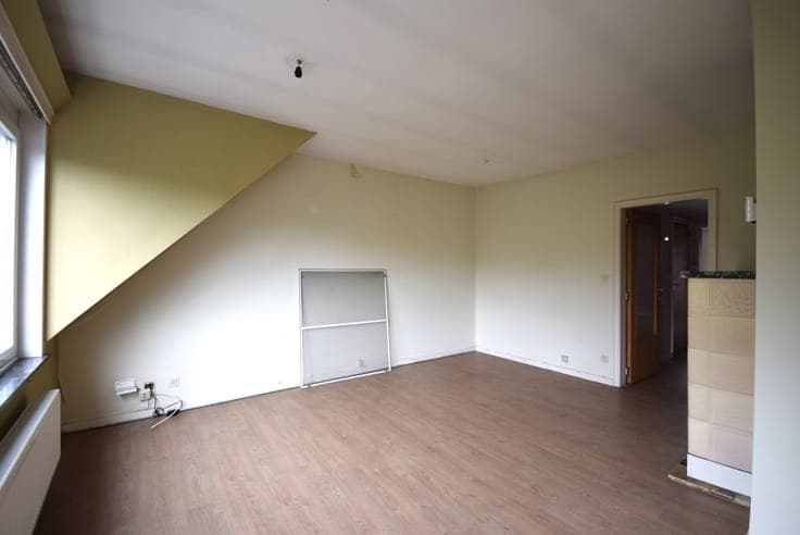 Apartment building with 3 rented apartments and 3 garages,