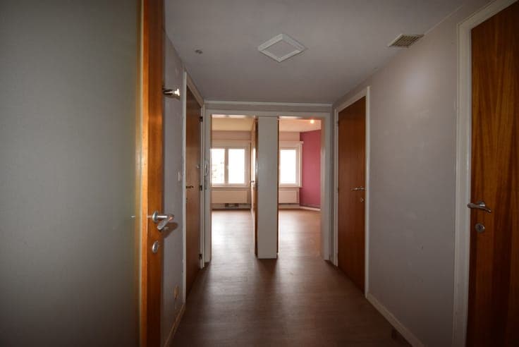 Apartment building with 3 rented apartments and 3 garages,