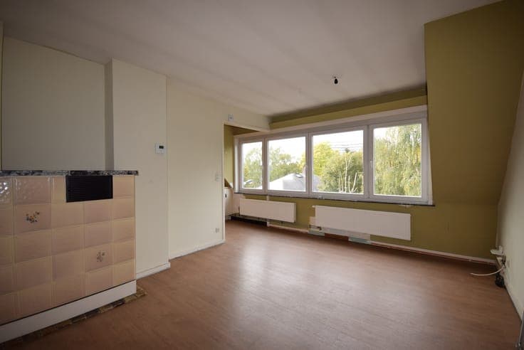 Apartment building with 3 rented apartments and 3 garages,