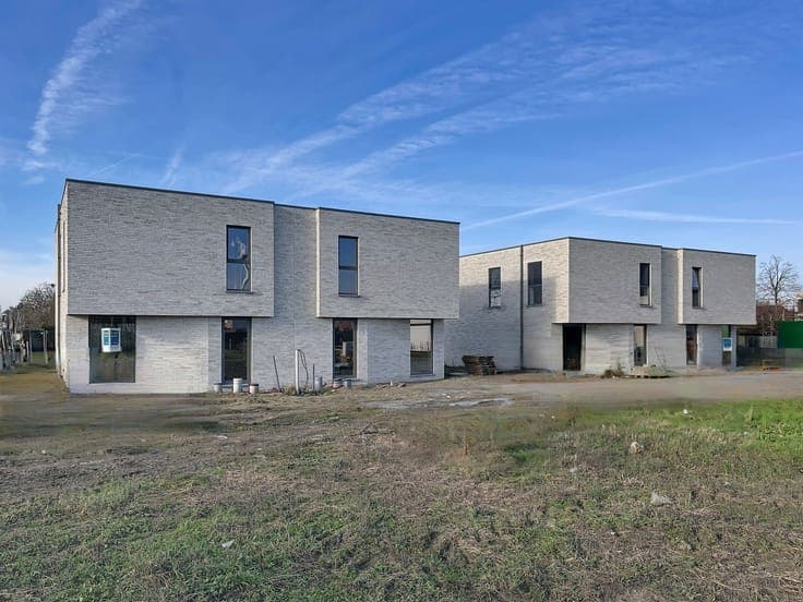 Nieuwbouw met 3 slpks en 2 aangelegde parkeerplaatsen