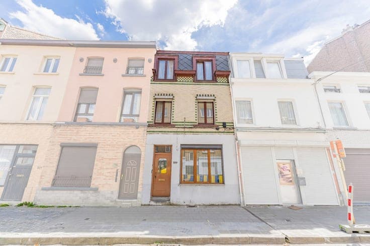 Spacious four-bedroom house with garden
