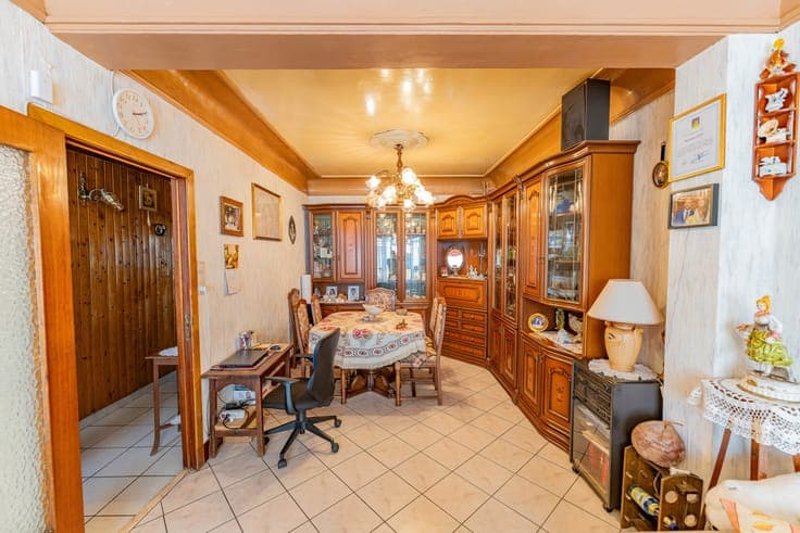 Spacious four-bedroom house with garden