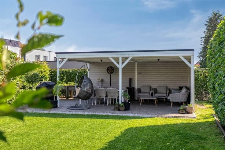 Move-in-ready semi-detached home with a large yard