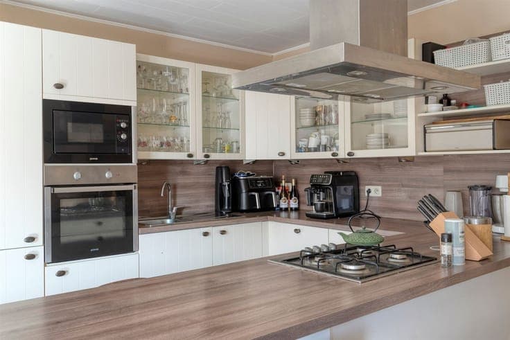 Move-in-ready semi-detached home with a large yard