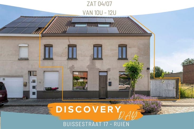 Move-in-ready semi-detached home with a large yard