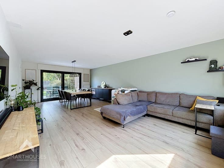 Beautifully located home with 3 bedrooms, garage and garden.