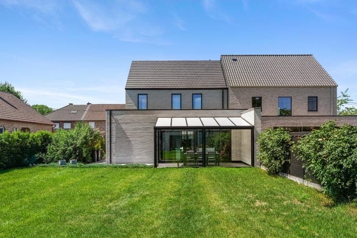 INSTAPKLARE HALFOPEN NIEUWBOUWWONING MET GROTE TUIN IN GENK