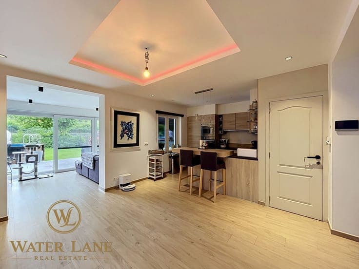 Stunning turnkey villa with a private garden