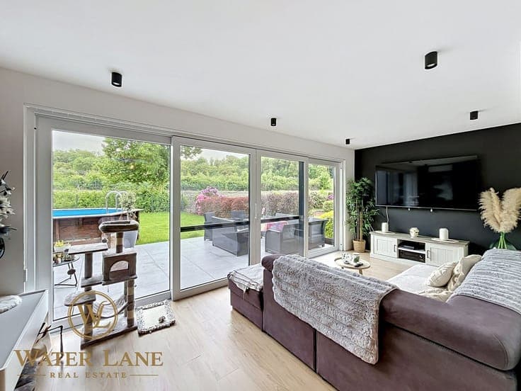 Stunning turnkey villa with a private garden
