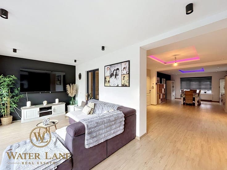 Stunning turnkey villa with a private garden