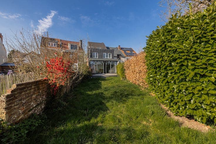 Bright family home with 4 bedrooms and terrace