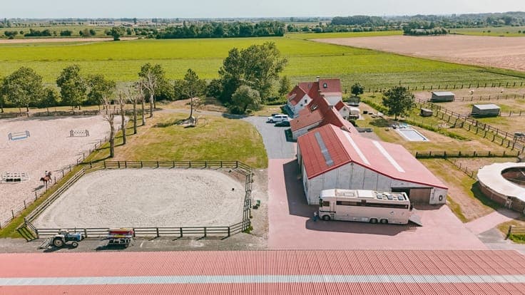 ALVERINGEM - Uniek gelegen professionele hippische eigendom