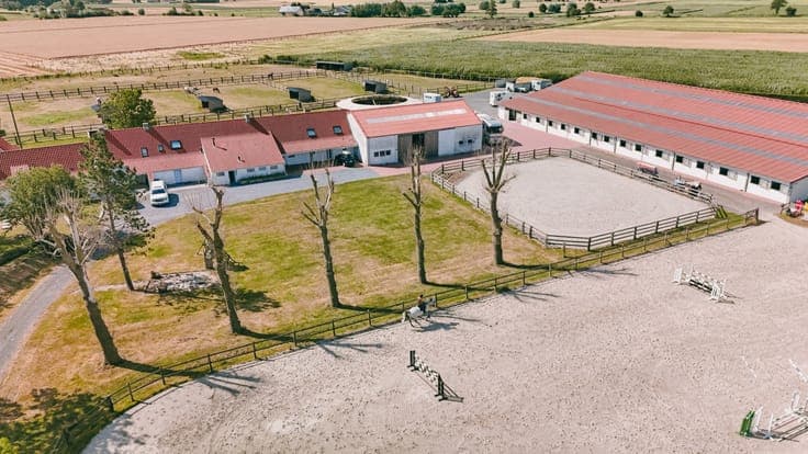 ALVERINGEM - Uniek gelegen professionele hippische eigendom