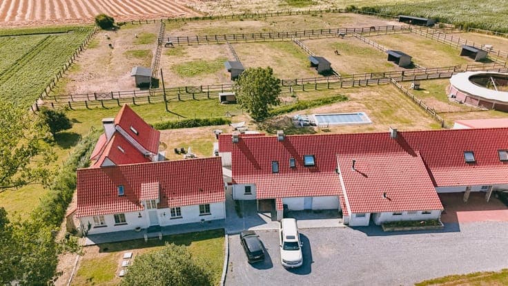 ALVERINGEM - Uniek gelegen professionele hippische eigendom