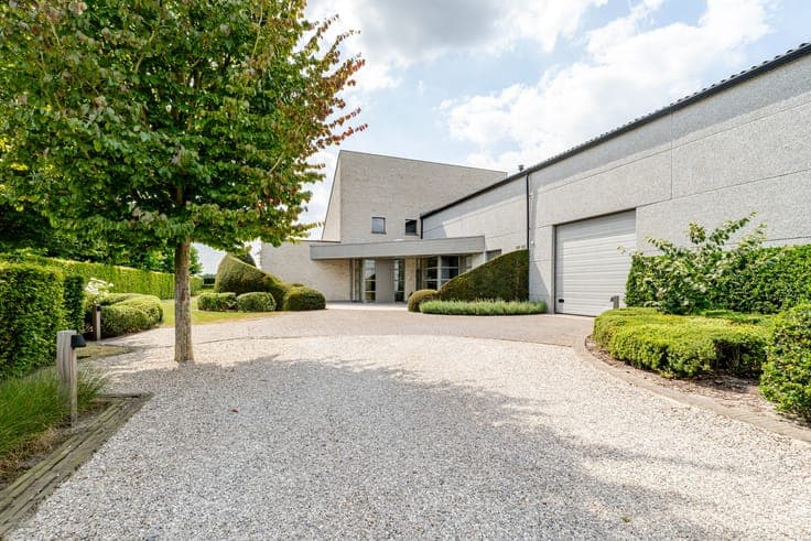 Rustig gelegen woning met imposante loods in industriezone