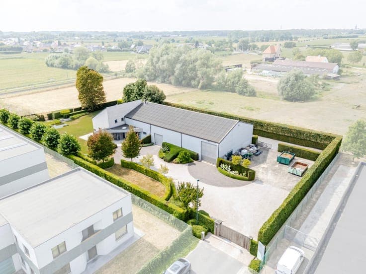 Rustig gelegen woning met imposante loods in industriezone