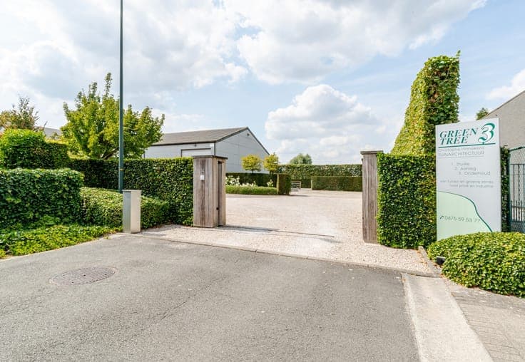 Rustig gelegen woning met imposante loods in industriezone