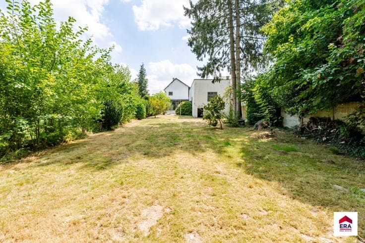 Villa with hangar in Dilbeek