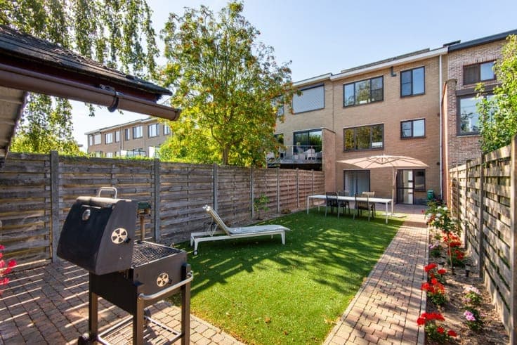Rustig & centraal gelegen rijwoning met 3 SLK, tuin & garage