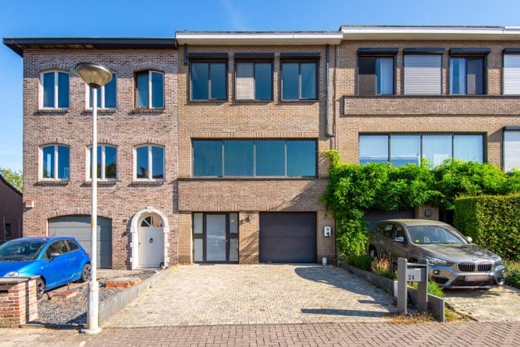 Rustig & centraal gelegen rijwoning met 3 SLK, tuin & garage