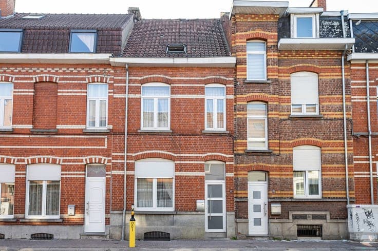 Stately townhouse in the center.