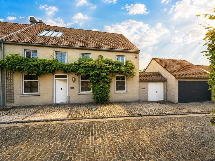 Exceptional Home / 270m² / 4BR / Enchanting Setting