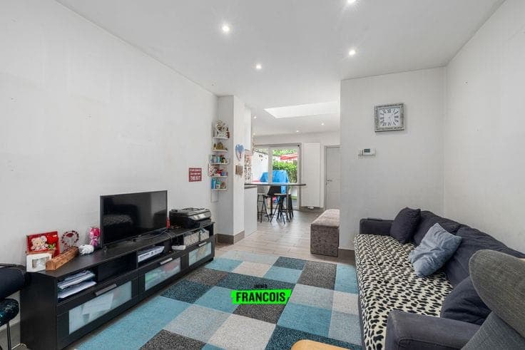Spacious family home of 170 m² with a sunny garden near Pla…