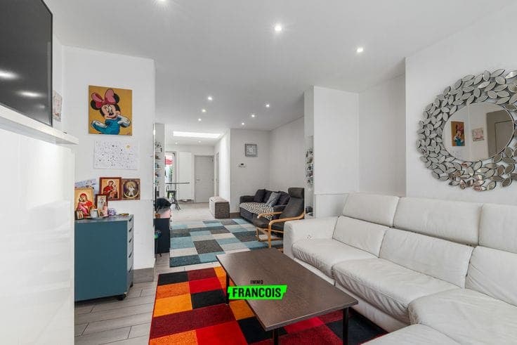 Spacious family home of 170 m² with a sunny garden near Pla…