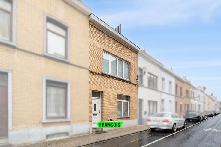 Spacious family home of 170 m² with a sunny garden near Pla…