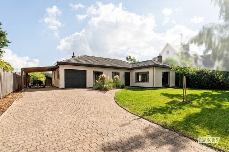Renovated bungalow with countryside views in Sint-Lievens-H…