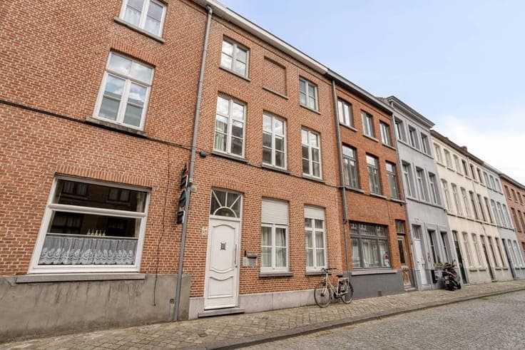 Charming house to renovate in Bruges near the station